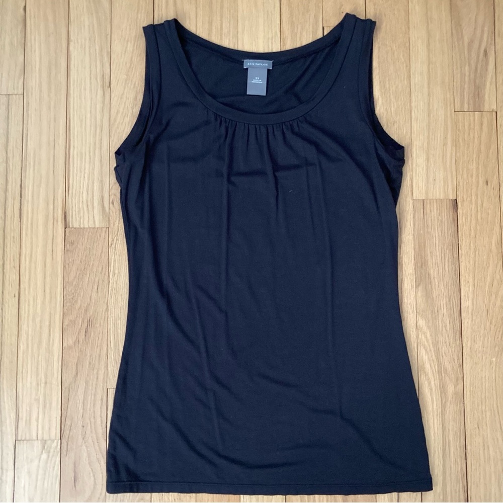 EUC Ann Taylor gathered neckline sleeveless top. Size XS. Black/navy